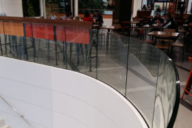 PHOTOS-GALERIE_SABCO-garde-corps-ceintre-verre-bombe_curved-glass-balustrade_centre-commercial5