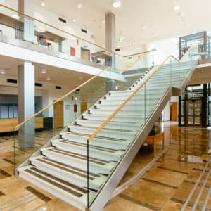 IMAGE-DE-FOND_SABCO-garde-corpsverre_glass-balustrade_Agora