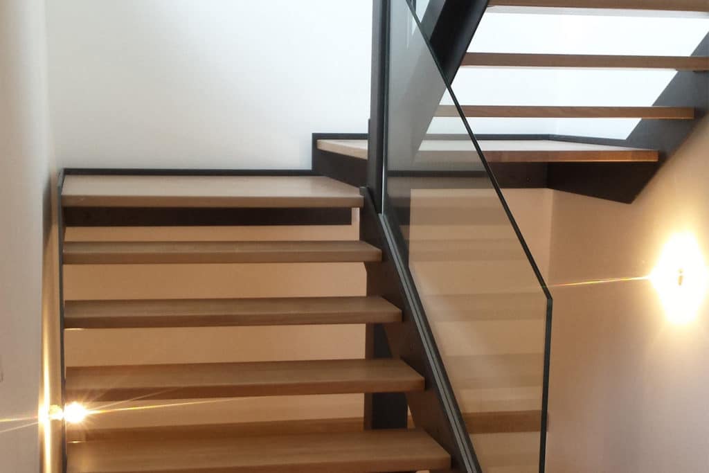 IMAGE-A-LA-UNE_SABCO_rembarde-escalier-verre-maison_glass-stair-railing-Annecy